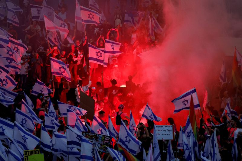 &copy; Reuters. People take part in a demonstration against Israeli Prime Minister Benjamin Netanyahu and his nationalist coalition government's judicial overhaul, for the 20th consecutive week in Tel Aviv, Israel May 20, 2023. REUTERS/Ammar Awad     