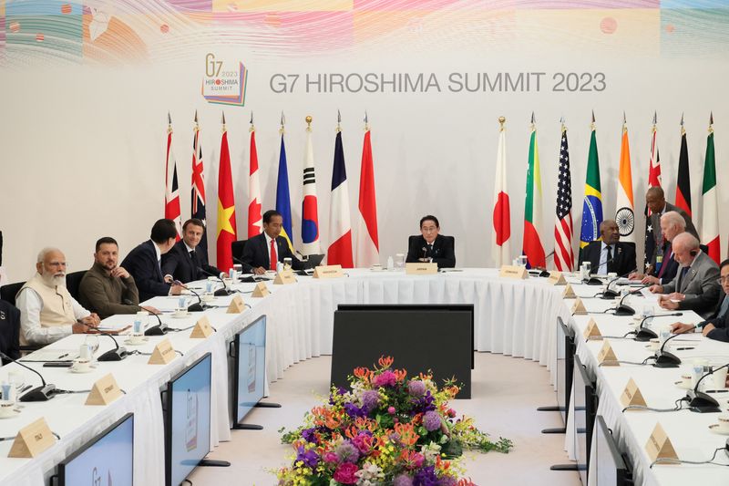 © Reuters. General view shows the G7, Partner Countries and Ukraine meeting as a part of the G7 leaders' summit in Hiroshima, western Japan May 21, 2023, in this handout photo released by Ministry of Foreign Affairs of Japan. Ministry of Foreign Affairs of Japan/HANDOUT via REUTERS 