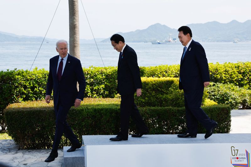 &copy; Reuters. バイデン米大統領は２１日、主要７カ国首脳会議（Ｇ７サミット）に合わせて開いた日韓首脳との協議で、ワシントンでも３カ国首脳会談を実施することを提案した。写真は左からバイデン