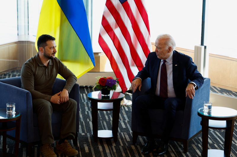 &copy; Reuters. バイデン米大統領（写真右）は２１日、ウクライナのゼレンスキー大統領（同左）と広島で会談し、新たな軍事支援策を発表した。５月２１日、広島市で撮影（２０２３年　ロイター/Jonathan
