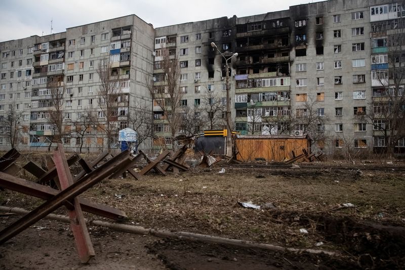 &copy; Reuters. منظر عام يظهر شارعا خاليا ومبان متضررة بفعل قصف عسكري روسي على مدينة باخموت في خط المواجهة يوم الثالث من مارس آذار 2023. تصوير: أولكسندر راتوشن