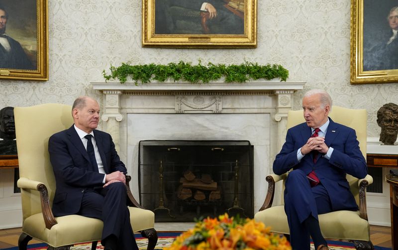 &copy; Reuters. الرئيس الأمريكي جو بايدن والمستشار الألماني أولاف شولتس يجتمعان بالمكتب البيضاوي في البيت الأبيض في واشنطن يوم الثالث من مارس آذار 2023. تصوي