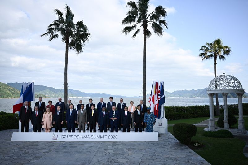 &copy; Reuters. Les dirigeants du G7 et des pays invités posent pour une photo lors du sommet du G7 à Hiroshima, au Japon. /Photo prise le 20 mai 2023/REUTERS/BRENDAN SMIALOWSKI