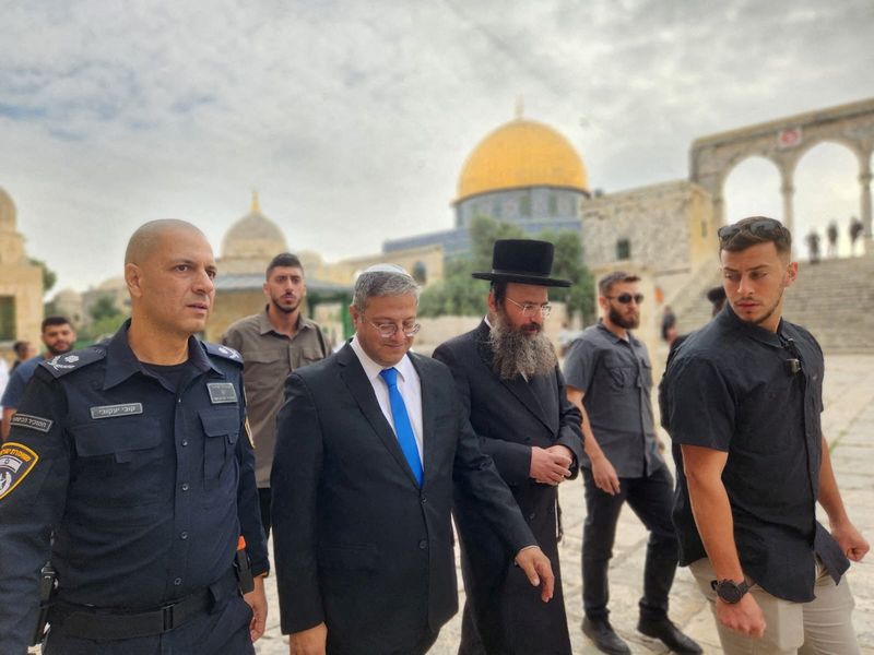 © Reuters. Israeli National Security Minister Itamar Ben-Gvir visits Al-Aqsa compound also known to Jews as the Temple Mount in Jerusalem's Old City May 21, 2023. Minhelet Har-Habait, Temple Mount Administration/Handout via REUTERS.