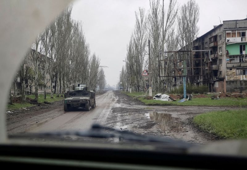 © Reuters. FILE PHOTO: A Ukrainian service member rides a military vehicle near residential buildings damaged by a Russian military strike, amid Russia's attack on Ukraine, in the front line town of Bakhmut, in Donetsk region, Ukraine April 21, 2023. REUTERS/Anna Kudriavtseva