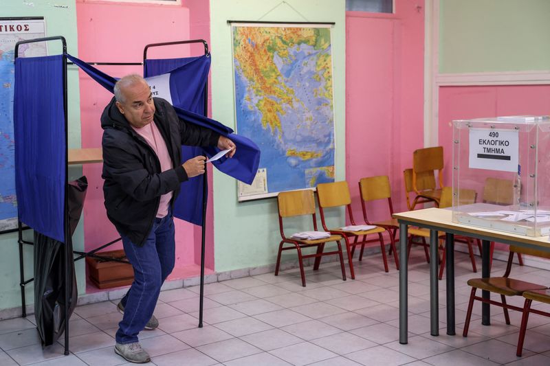 &copy; Reuters. Homem sai de uma cabine de votação em um posto de votação, durante a eleição geral, em Thessaloniki, Grécia, em 21 de maio de 2023. REUTERS/Alexandros Avramidis