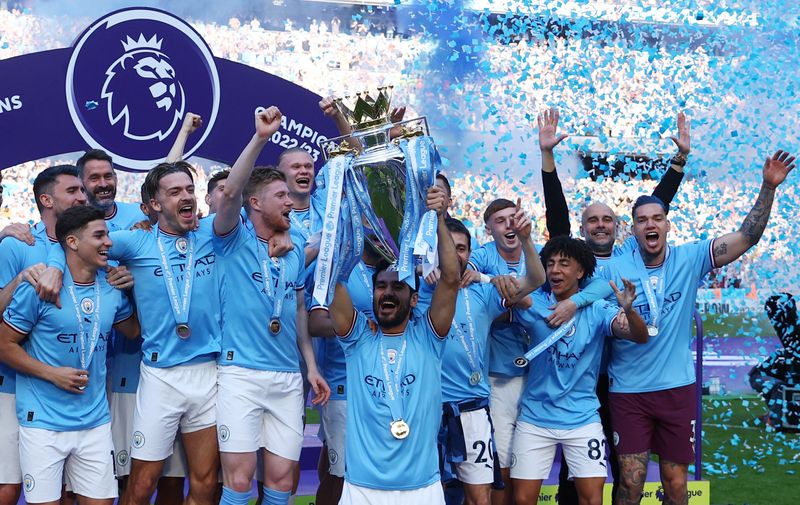 &copy; Reuters. Soccer Football - Premier League - Manchester City v Chelsea - Etihad Stadium, Manchester, Britain - May 21, 2023 Manchester City's Ilkay Gundogan lifts the trophy as he celebrates with teammates after winning the Premier League Action Images via Reuters/