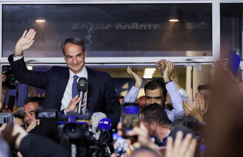 © Reuters. Greek Prime Minister and New Democracy conservative party leader Kyriakos Mitsotakis waves outside the party's headquarters, after the general election, in Athens, Greece, May 21, 2023. REUTERS/Louiza Vradi