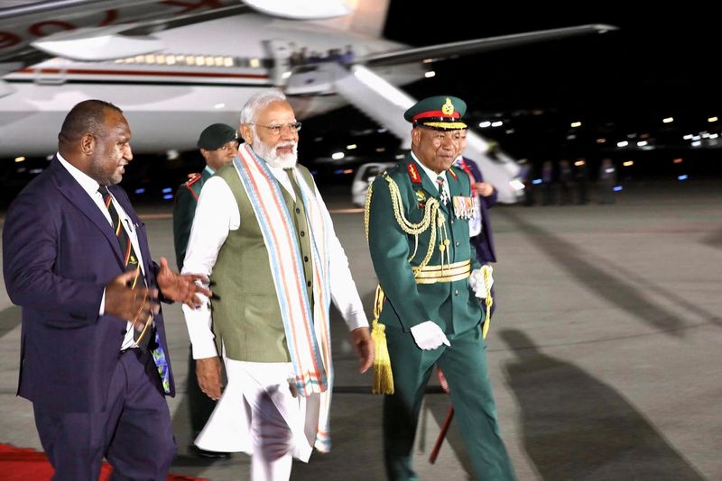 © Reuters. India's Prime Minister Narendra Modi is greeted by Papua New Guinea's Prime Minister James Marape  at Jackson International Airport, at Papua New Guinea May 21, 2023.  Papua New Guinea government/Handout via REUTERS  