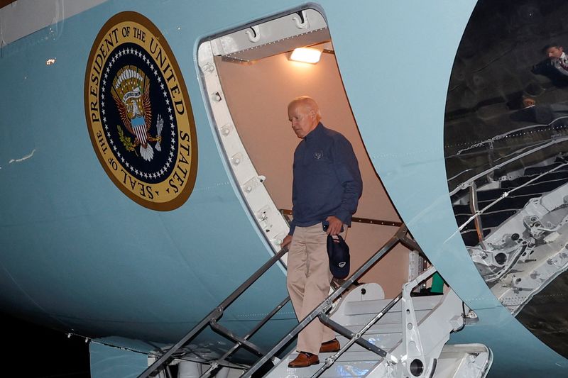 © Reuters. U.S. President Joe Biden arrives aboard Air Force One after returning home from the G7 Summit in Japan to Joint Base Andrews, Maryland, U.S. May 21, 2023. REUTERS/Jonathan Ernst