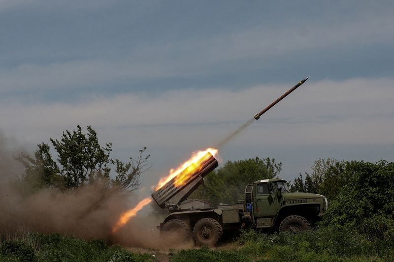 &copy; Reuters. Des soldats ukrainiens tirent une roquette vers les troupes russes, près de la ville de Bakhmut, en Ukraine. /Photo prise le 19 mai 2023/REUTERS/Radio Free Europe/Radio Liberty/Serhii Nuzhnenko