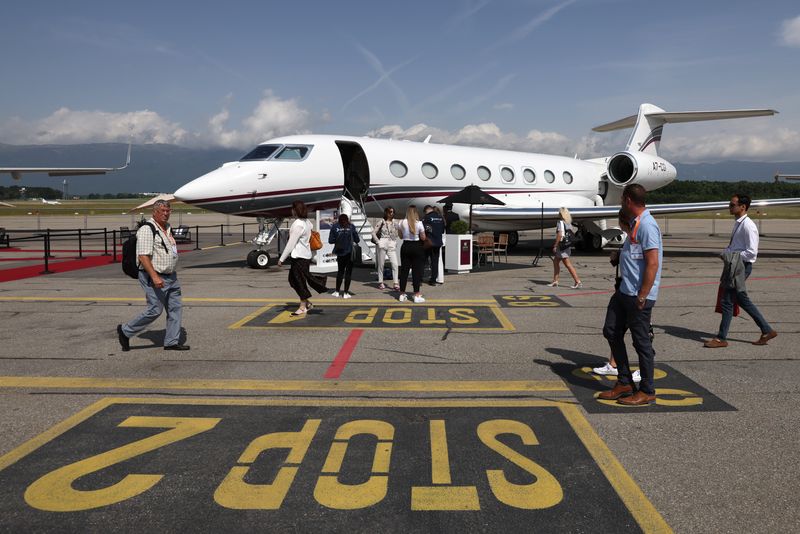 &copy; Reuters. FILE PHOTO: Visitors walk past a Gulfstream G650 aircraft during the European Business Aviation Convention & Exhibition (EBACE) in Geneva, Switzerland, May 23, 2022. REUTERS/Denis Balibouse