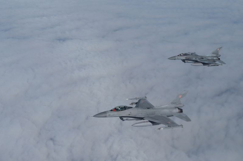 &copy; Reuters. Aerei F-16 volano durante un evento mediatico della Nato in una base aerea a Malbork, Polonia, 21 marzo 2023. REUTERS/Lukasz Glowala