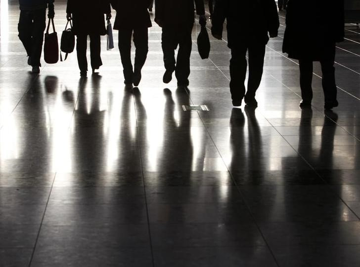 © Reuters. People walk along a corridor of a exhibition hall in Tokyo January 25, 2008.  REUTERS/Toru Hanai (JAPAN)