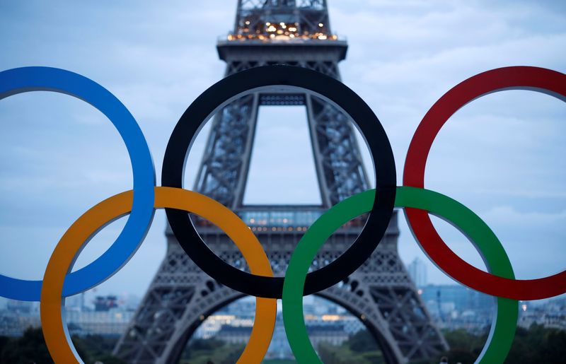 © Reuters. شعار الأولمبياد أمام برج إيفل في باريس بصورة من أرشيف رويترز.
