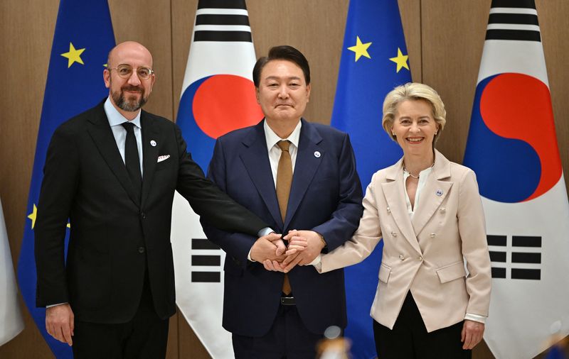&copy; Reuters. South Korea's President Yoon Suk Yeol poses for a photo with Charles Michel, President of the European Council, and Ursula von der Leyen, President of the European Commission, during their meeting at the Presidential Office in Seoul, South Korea, May 22, 