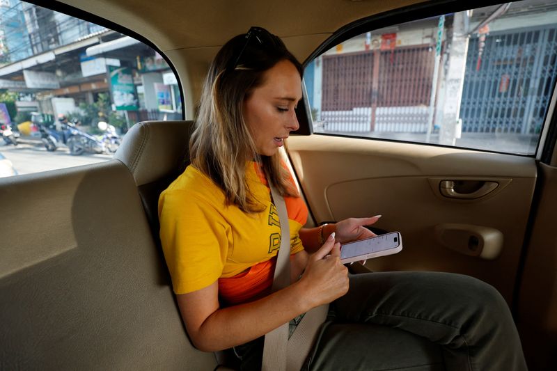 &copy; Reuters. FILE PHOTO: Lillian Smith, 30, from Mississippi, U.S., rides in a taxi as she goes on a tour in Bangkok, Thailand May 13, 2023. REUTERS/Jorge Silva