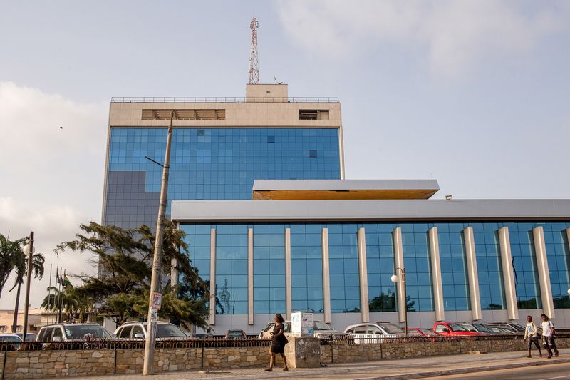 &copy; Reuters. Pedestrians walk in front of Ghana's central bank building in Accra, Ghana, November 16, 2015.  REUTERS/Francis Kokoroko