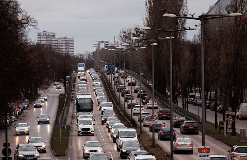 &copy; Reuters. FOTO DE ARCHIVO. Coches circulan por el Mittlerer Ring tras la entrada en vigor de la prohibición de circular a los vehículos con motores diésel Euro 5 en Múnich, Alemania. 1 de febrero de 2023. REUTERS/Lukas Barth