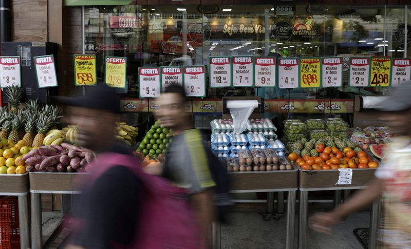 &copy; Reuters. FILE PHOTO: Food prices are displayed at a market in Rio de Janeiro, Brazil April 8, 2022. REUTERS/Ricardo Moraes