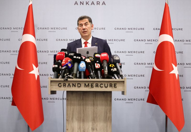 &copy; Reuters. Le nationaliste Sinan Ogan, arrivé troisième du premier tour de l'élection présidentielle en Turquie, s'exprime lors d'une conférence de presse à Ankara. /Photo prise le 22 mai 2023/REUTERS/Cagla Gurdogan 