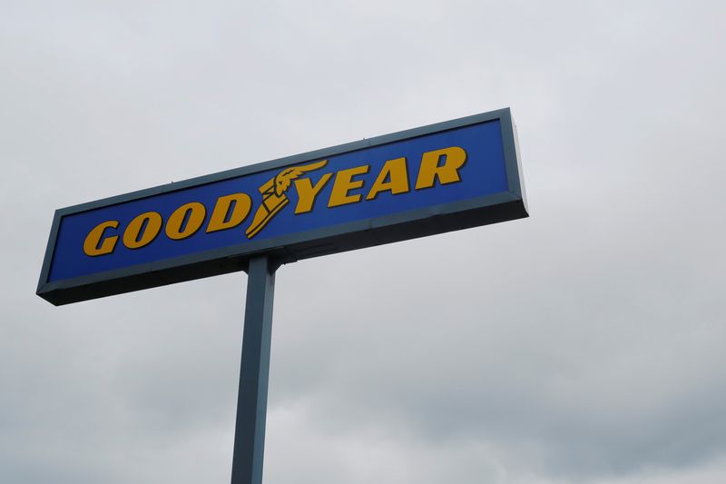 © Reuters. A sign stands over a Goodyear Tire facility in Somerville, Massachusetts, U.S., July 25, 2017. REUTERS/Brian Snyder