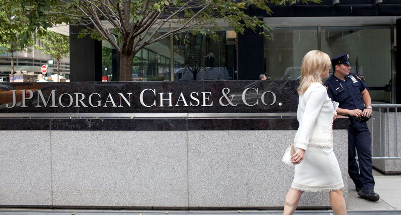 &copy; Reuters. FILE PHOTO: A woman walks past JPMorgan Chase & Co's international headquarters on Park Avenue in New York July 13, 2012.      REUTERS/Andrew Burton 