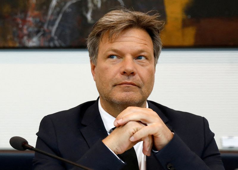 &copy; Reuters. FILE PHOTO: German Economy and Climate Protection Minister Robert Habeck attends an economic committee meeting on the current reporting on personnel policy and staffing by the Federal Ministry of Economics in Berlin, Germany May 10, 2023. REUTERS/Michele 