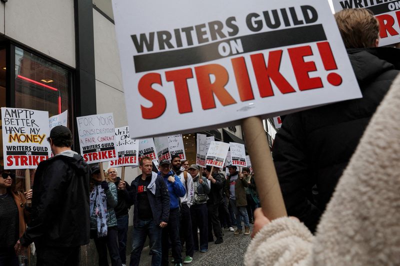 &copy; Reuters. FILE PHOTO: Members of the Writers Guild of America (WGA) East picket outside Peacock Newfront streaming service offices, in New York City, U.S., May 2, 2023.  REUTERS/Shannon Stapleton/File Photo