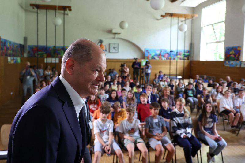 &copy; Reuters. Le chancelier allemand Olaf Scholz rencontre des élèves d'une école primaire à Kleinmachnow, en Allemagne. /Photo prise le 22 mai 2023/REUTERS/Fabrizio Bensch 