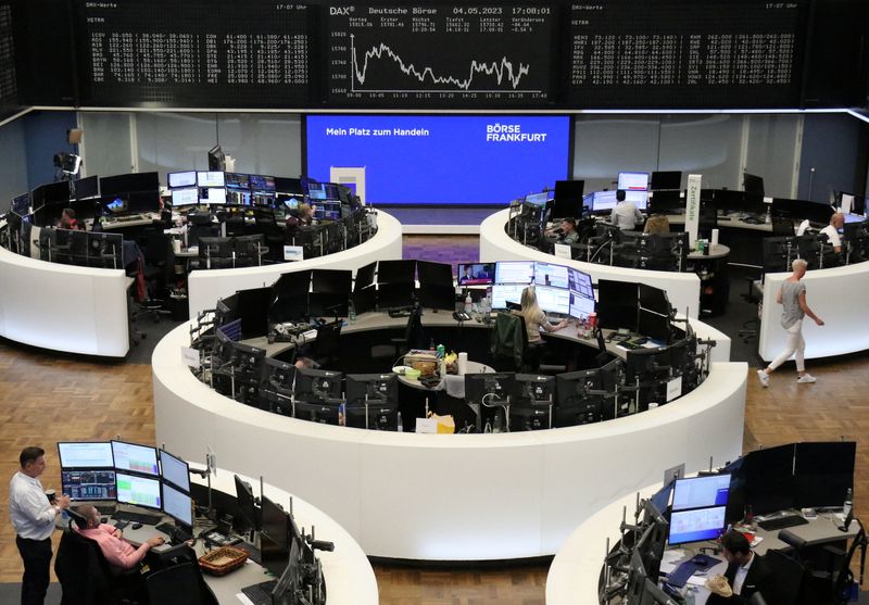 &copy; Reuters. FOTO DE ARCHIVO: Un gráfico del índice bursátil alemán DAX se ve en una pantalla en la bolsa de Fráncfort, Alemania. 4 de mayo, 2023.    REUTERS/Staff