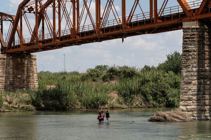 &copy; Reuters. Imigrantes em busca de asilo atravessam o rio Grande do México para os Estados Unidos
13/07/2022
REUTERS/Go Nakamura