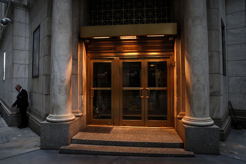 &copy; Reuters. مدخل وول ستريت في بورصة نيويورك يوم 15 نوفمبر تشرين الثاني 2022. تصوير: برندان مكدرميد - رويترز 