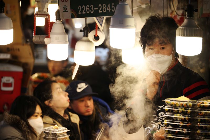 &copy; Reuters. FILE PHOTO: A shopkeeper waits for customers at a traditional market in Seoul, South Korea, January 14, 2022.   REUTERS/Kim Hong-Ji