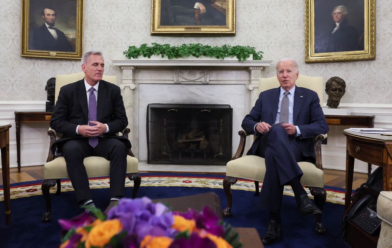 © Reuters. House Speaker Kevin McCarthy (R-CA) sits for debt limit talks with U.S. President Joe Biden in the Oval Office at the White House in Washington, U.S., May 22, 2023. REUTERS/Leah Millis