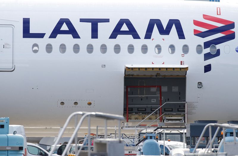 © Reuters. FILE PHOTO: The logo of LATAM Airlines is pictured on an Airbus plane in Colomiers near Toulouse, France, November 6, 2018. REUTERS/Regis Duvignau