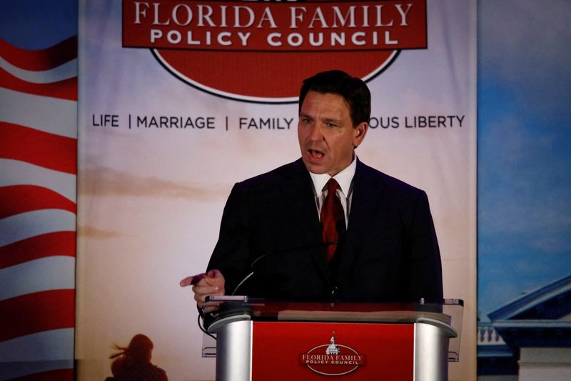 &copy; Reuters. FILE PHOTO: Florida Governor Ron DeSantis gestures as he speaks during the Florida Family Policy Council Annual Dinner Gala, in Orlando, Florida, U.S., May 20, 2023. REUTERS/Marco Bello