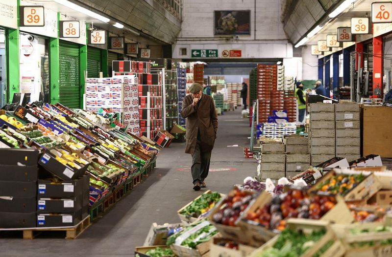 &copy; Reuters. FILE PHOTO: A person walks past fruit and vegetables on display during early morning business hours at New Covent Garden Market in London, Britain, March 9, 2023. REUTERS/Henry Nicholls