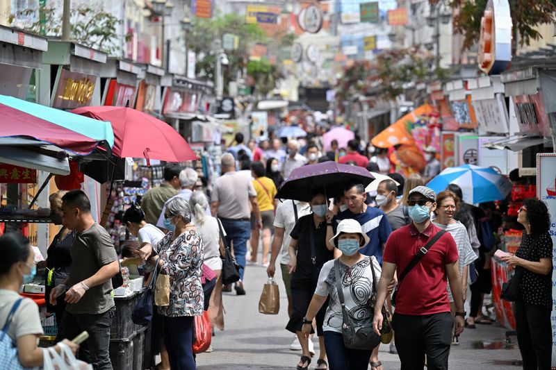 &copy; Reuters. FILE PHOTO: Visitors walk along rows of shops in Chinatown in Singapore January 27, 2023. REUTERS/Caroline Chia