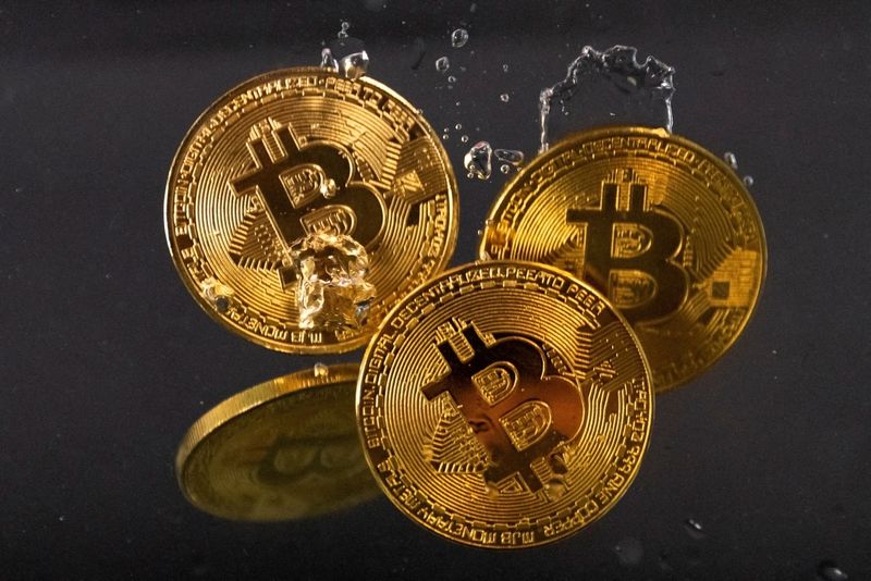 © Reuters. FILE PHOTO: Souvenir tokens representing cryptocurrency Bitcoin plunge into water in this illustration taken May 17, 2022. REUTERS/Dado Ruvic/File Photo