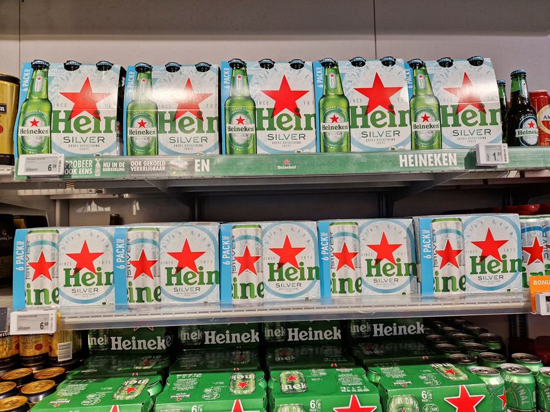 &copy; Reuters. Bottles of Heineken Silver are seen on display at a supermarket in Amsterdam, Netherlands, April 20, 2023. REUTERS/Philip Blenkinsop