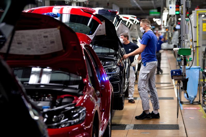 &copy; Reuters. FILE PHOTO: A worker at the Volkswagen assembly line in Wolfsburg, Germany, April 27, 2020. Swen Pfoertner/Pool via REUTERS