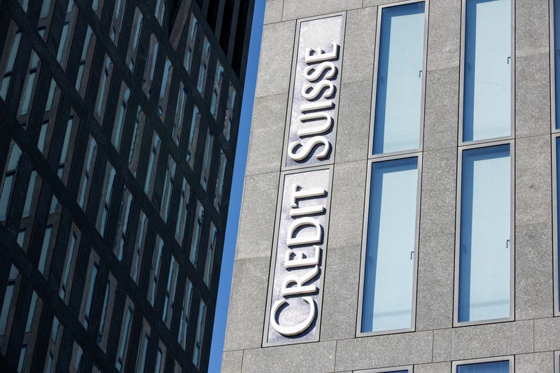 &copy; Reuters. El logotipo de Credit Suisse en un edificio cerca del Hallenstadion donde la junta general anual de Credit Suisse se llevó a cabo, dos semanas después de ser absorbido por su competidor UBS en un rescate con la mediación del Estado, en Zúrich, Suiza, 