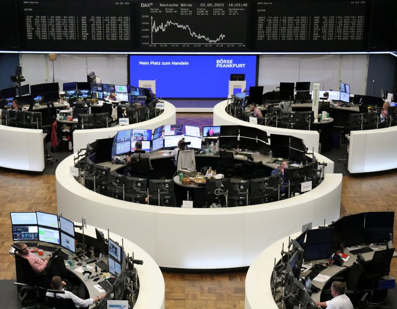 &copy; Reuters. شاشات تعرض بيانات مؤشر داكس الألماني في بورصة فرانكفورت يوم الاثنين. تصوير: رويترز.