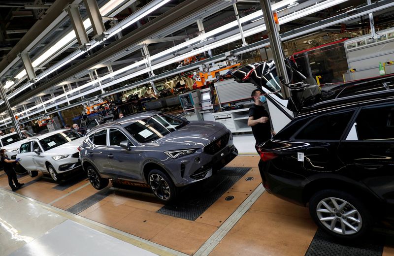 © Reuters. FILE PHOTO: A new Formentor car by SEAT Cupra is seen on the factory assembly line in Martorell, near Barcelona, Spain, September 29, 2020. REUTERS/Albert Gea/File Photo