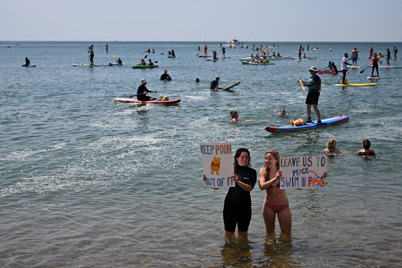 &copy; Reuters. FILE PHOTO: Surfers take part in a mass protest, organised by Ocean Charity Surfers, to demonstrate against the continued dumping of untreated sewage by water companies off the coast of Brighton, Britain, May 20, 2023. REUTERS/Dylan Martinez