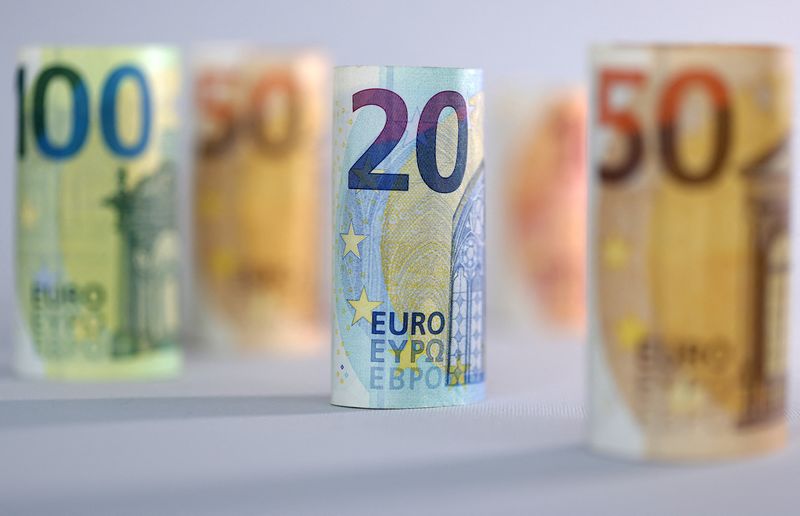 &copy; Reuters. Illustration de billets de banque en euro. /Illustration créée le 17 juillet 2022/REUTERS/Davido Ruvic 