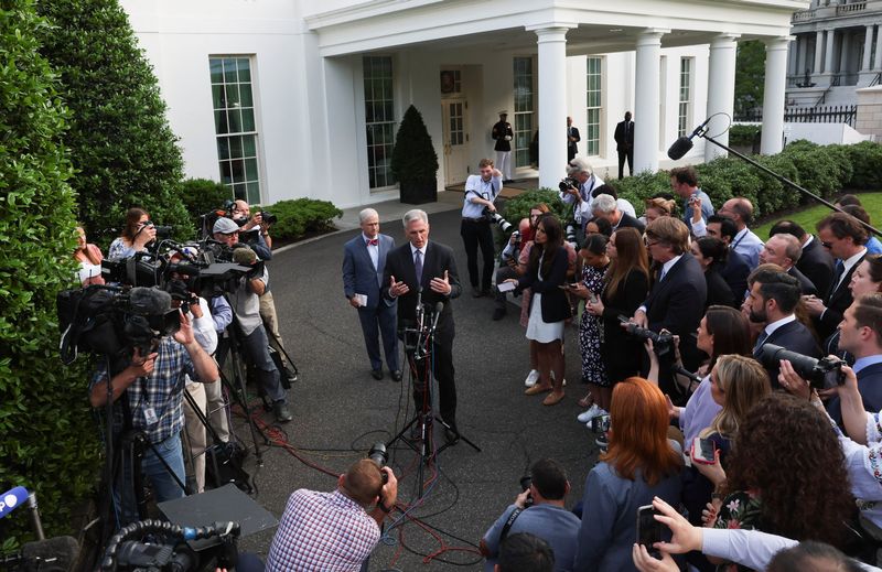 &copy; Reuters. U.S. House Speaker Kevin McCarthy (R-CA) speaks to reporters outside the West Wing with Rep. Patrick McHenry (R-NC) behind him following debt limit talks with U.S. President Joe Biden in the Oval Office of the White House in Washington, U.S., May 22, 2023