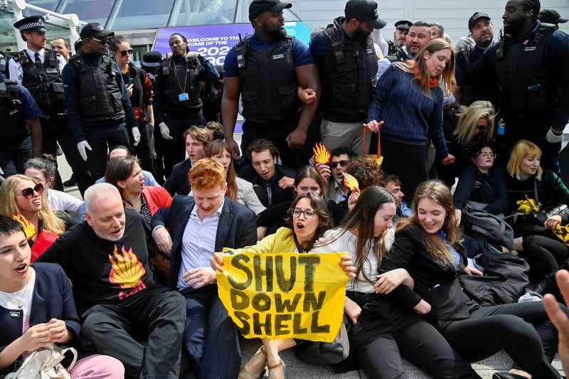 &copy; Reuters. Photo de manifestants à l'extérieur du lieu de l'assemblée générale des actionnaires de Shell. /Photo prise le 23 mai 2023 à Londres, Grande-Bretagne/REUTERS/Toby Melville