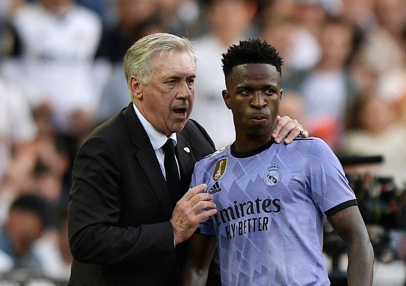 &copy; Reuters. Técnico do Real Madrid, Carlo Ancelotti, conversa com atacante Vinícius Jr. durante partida contra o Valencia pelo Campeonato Espanhol
21/05/2023 REUTERS/Pablo Morano